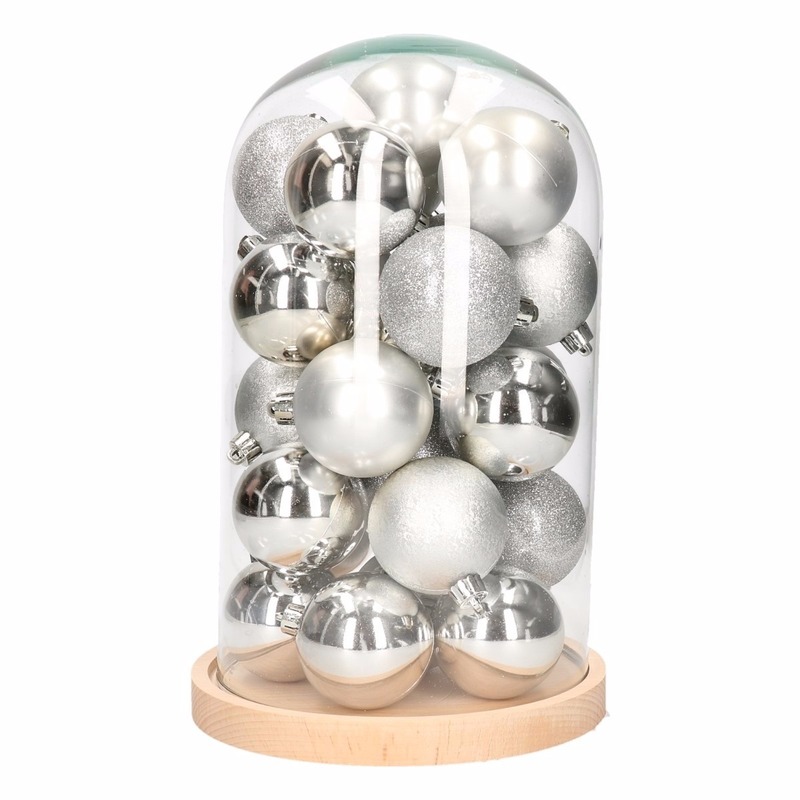 DIY kerstdecoratie stolp met zilveren ballen