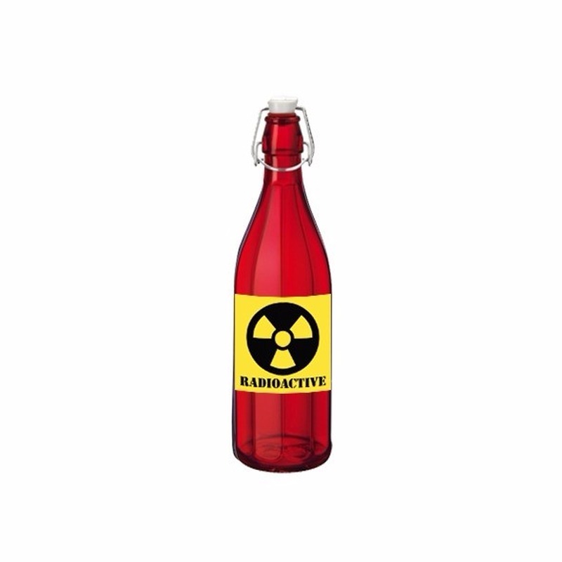 Grappige rode glazen fles met radioactieve sticker