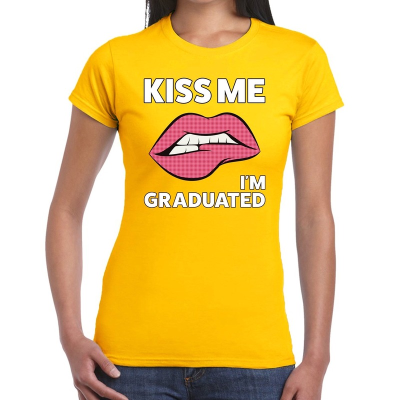 Kiss me I am Graduated t-shirt geel dames