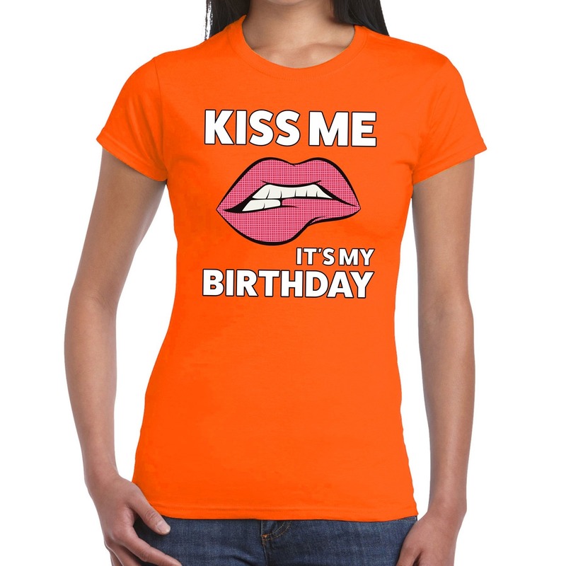 Kiss me it is my birthday t-shirt oranje dames